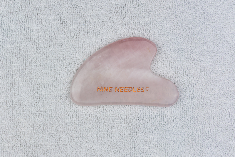 Gua Sha Stein Rosenquarz V-Form