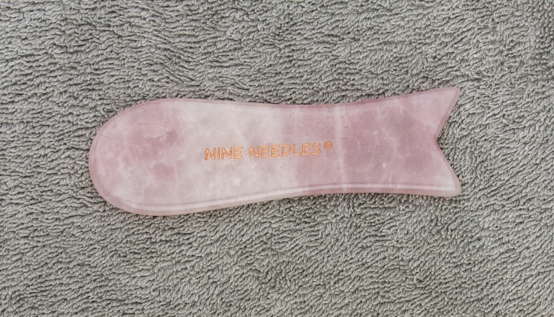 Gua Sha Stein Rosenquarz Fischform